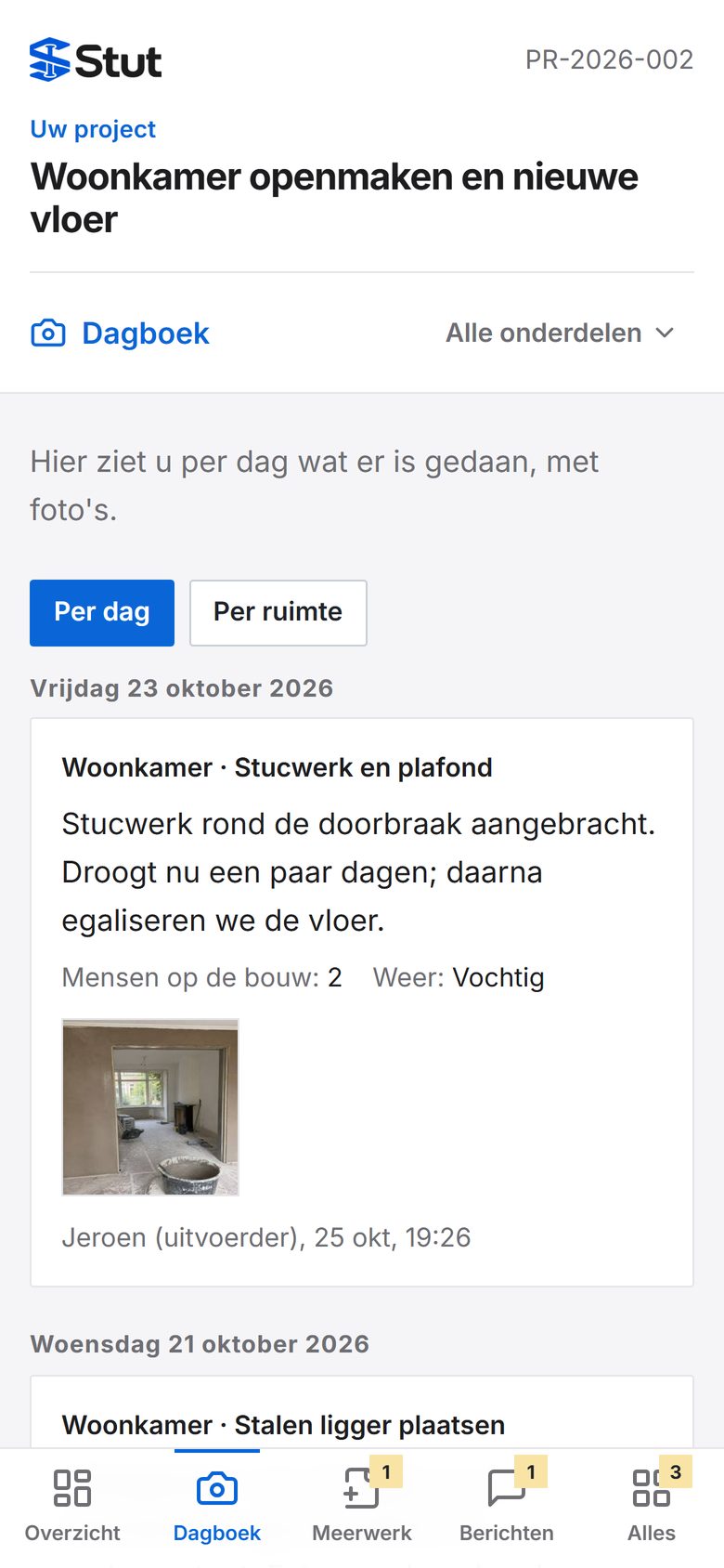 Het dagboek zoals de klant het ziet op zijn telefoon, met foto's per dag